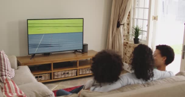 Composto Família Feliz Sentados Casa Juntos Assistindo Correr Evento Atletismo — Vídeo de Stock