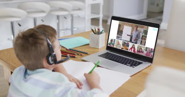 Colegial Que Utiliza Ordenador Portátil Para Lección Línea Casa Con — Vídeos de Stock