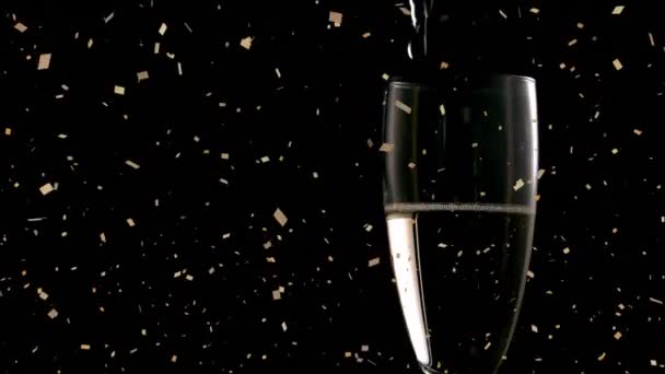 Animation Konfetti Faller Över Champagne Häller Glas Svart Bakgrund Fest — Stockvideo