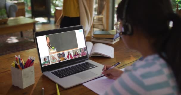 Schulmädchen Mit Laptop Für Online Unterricht Hause Mit Verschiedenen Lehrern — Stockvideo