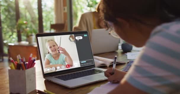 Uczennica Korzystająca Laptopa Lekcji Online Domu Szkolnym Przyjacielem Czatem Internetowym — Wideo stockowe