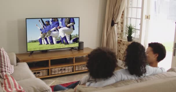 Composto Una Famiglia Felice Seduta Casa Insieme Guardare Partita Baseball — Video Stock