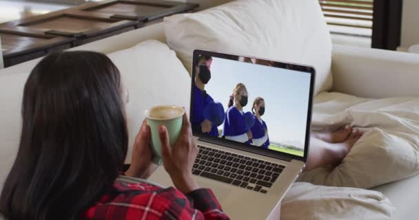 Sammansatt Kvinna Sitter Hemma Med Kaffe Tittar Baseball Match Covid — Stockvideo