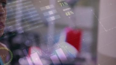 Koşu bandında koşan kadının istatistik ve veri işleme animasyonu. global spor, fitness ve veri işleme konsepti dijital olarak oluşturulmuş video.