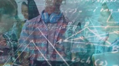 Matematiksel hesaplamaların animasyonu farklı öğrencilerin üzerinde tablet kullanarak hareket etmesidir. küresel iletişim ağı, yaşam tarzı ve dijital arayüz konsepti dijital olarak oluşturulmuş video.