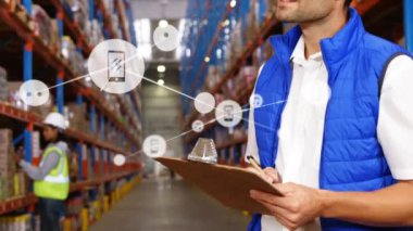 Depoda çalışan kadın ve erkek arasındaki bağlantı ağının animasyonu. küresel gönderim, bağlantılar ve dijital arayüz konsepti dijital olarak oluşturulmuş video.