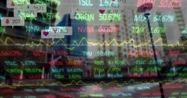 Şehirdeki sosyal medya simgelerinin ve finansal veri işlemlerinin animasyonu. küresel sosyal medya, veri işleme ve dijital arayüz kavramı dijital olarak oluşturulmuş video.