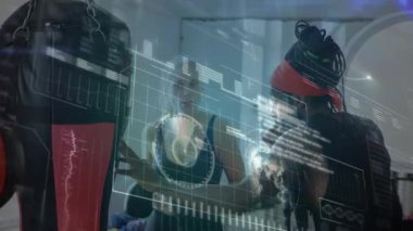 Beden eğitiminde insan boksu üzerine veri işleme animasyonu. spor, fitness ve veri işleme kavramı dijital olarak oluşturulmuş video.