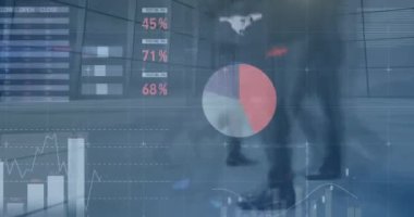 İş adamları üzerinde finansal veri işleme animasyonu. küresel iş, bağlantılar ve veri işleme kavramı dijital olarak oluşturulmuş video.