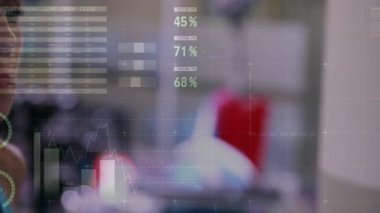 Koşu bandında koşan kadının veri işleme animasyonu. global spor, fitness ve veri işleme konsepti dijital olarak oluşturulmuş video.