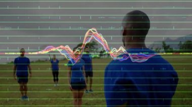 Egzersiz yapan bir grup kadın ve erkek üzerinde veri işleme animasyonu. spor ve yarışma konsepti dijital olarak oluşturulmuş video.