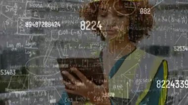 İnşaat alanında tablet kullanarak kadının üzerinden geçen matematiksel hesaplamaların animasyonu. küresel iletişim ağı, yaşam tarzı ve dijital arayüz konsepti dijital olarak oluşturulmuş video.