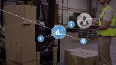 Depoda çalışan adam üzerindeki bağlantı ağının animasyonu. küresel gönderim, bağlantılar ve veri işleme konsepti dijital olarak oluşturulmuş video.