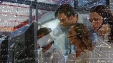 Kulaklık takan iş adamlarının matematiksel çizimlerinin animasyonu. küresel iletişim, iş dünyası, bağlantılar, dijital arayüz ve teknoloji konsepti dijital olarak oluşturulmuş video.