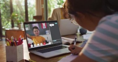 Kızın evde online ders için dizüstü bilgisayar kullanırken, erkeğin ekranda el kaldırdığını gösteren birleşik video. küresel iletişim teknolojisi ve çevrimiçi ilköğretim konsepti, dijital olarak oluşturulmuş video.
