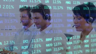 Telefon kulaklığı takan iş adamlarıyla ilgili istatistik ve veri işleme animasyonları. iş, bağlantı, teknoloji ve dijital arayüz konsepti dijital olarak oluşturulmuş video.