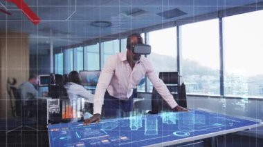 Kırmızı çizgilerin ve veri işleme sisteminin animasyonu. Video kulaklık kullanarak iş adamının üzerinden geçiyor. küresel iş, teknoloji, bağlantılar ve dijital olarak oluşturulmuş video işleme konsepti.