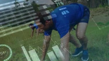 Egzersiz yapan bir grup kadın ve erkek üzerinde veri işleme animasyonu. spor ve yarışma konsepti dijital olarak oluşturulmuş video.