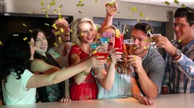 Partide eğlenen mutlu arkadaş grubunun üzerine düşen konfeti animasyonu. parti, kutlama, müzik ve eğlence konsepti dijital olarak oluşturulmuş video.