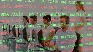 Telefon kulaklığı takan iş adamlarıyla ilgili istatistik ve veri işleme animasyonları. iş, bağlantı, teknoloji ve dijital arayüz konsepti dijital olarak oluşturulmuş video.