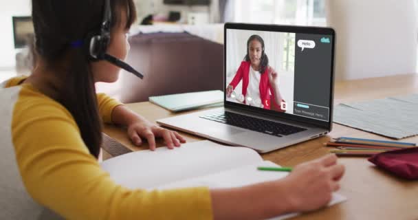 Školačka Používající Notebook Pro Online Lekci Doma Svým Kolegou Web — Stock video