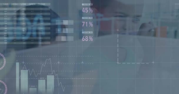 Animacja Przetwarzania Danych Finansowych Nad Szczęśliwą Uczennicą Globalny Biznes Połączenia — Wideo stockowe