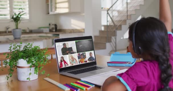 Schulmädchen Mit Laptop Für Online Unterricht Hause Mit Verschiedenen Lehrern — Stockvideo