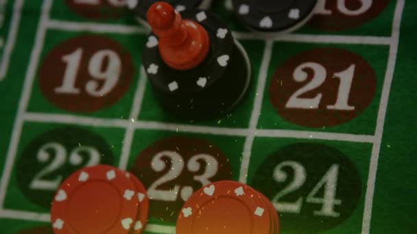 ポーカーチップとギャンブルテーブル上のプレーヤーゲームピース上の白いコンフェッティのアニメーション お祝い ギャンブル レジャー 幸運と金融の概念 デジタルで生成されたビデオ — ストック動画