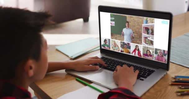 Schoolboy Χρησιμοποιώντας Φορητό Υπολογιστή Για Online Μάθημα Στο Σπίτι Ποικίλο — Αρχείο Βίντεο