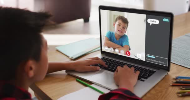 Школьник Использует Ноутбук Онлайн Урока Дома Школьным Другом Веб Чатом — стоковое видео