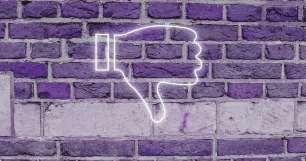 霓虹灯下的动画图标在砖墙背景上闪烁着复制空间 全球社交媒体 通信和数字接口概念数字生成视频 — 图库视频影像