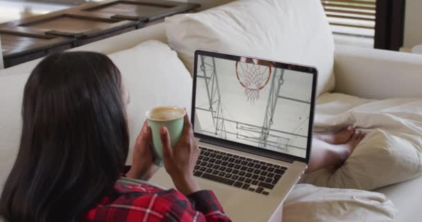 앉아서 커피를 앉아서 노트북으로 경기를 여자들의 스포츠 디지털 비디오 — 비디오