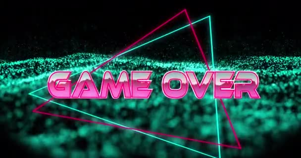緑色の光るメッシュの上に三角形と金属ピンクの文字でテキスト上のゲームのアニメーション ビデオゲームコミュニケーションエンターテイメントコンセプトデジタルで生成されたビデオ — ストック動画