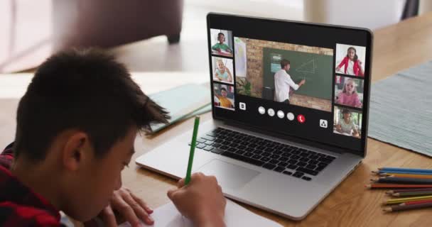 Colegial Que Utiliza Ordenador Portátil Para Lección Línea Casa Con — Vídeos de Stock