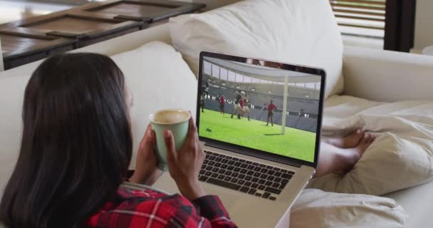 앉아서 커피를 랩탑에서 경기를 여자들로 구성된 스포츠 디지털 비디오 — 비디오