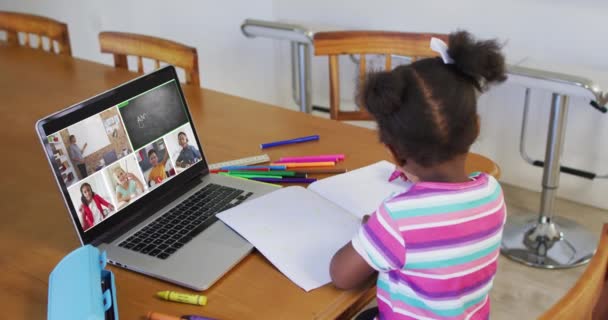 Školačka Používající Notebook Pro Online Lekci Doma Rozmanitým Učitelem Třídou — Stock video
