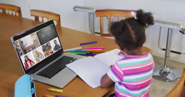 Studentessa Che Utilizza Computer Portatile Lezione Online Casa Con Diversi — Video Stock