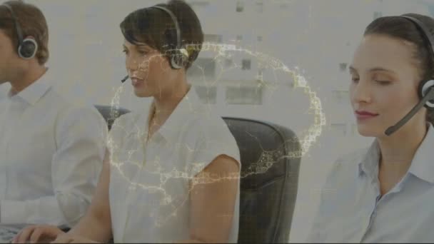 Animacja Ludzkiego Mózgu Wirująca Nad Biznesmenami Pomocą Słuchawek Telefonicznych Globalna — Wideo stockowe