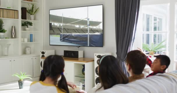 Compuesto Familia Feliz Sentados Casa Juntos Viendo Atletismo Evento Salto — Vídeos de Stock