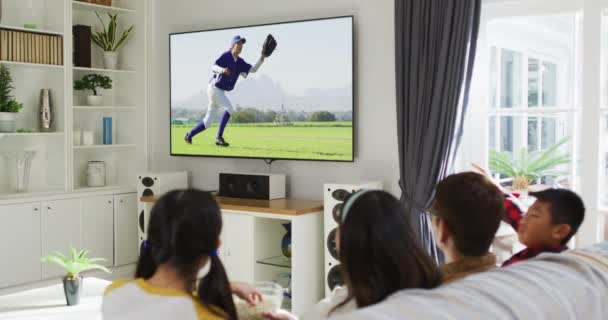 Kompozycja Szczęśliwej Rodziny Siedzącej Razem Domu Oglądającej Mecz Baseballa Telewizji — Wideo stockowe