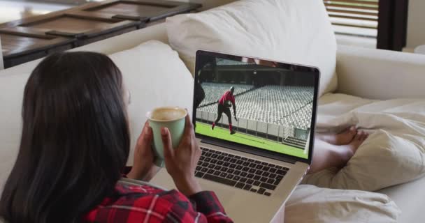 Komposit Kvinna Sitter Hemma Håller Kaffe Tittar Rugby Match Laptop — Stockvideo