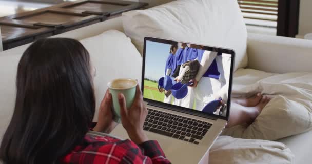 Samenstelling Van Een Vrouw Die Thuis Zit Koffie Drinkt Terwijl — Stockvideo