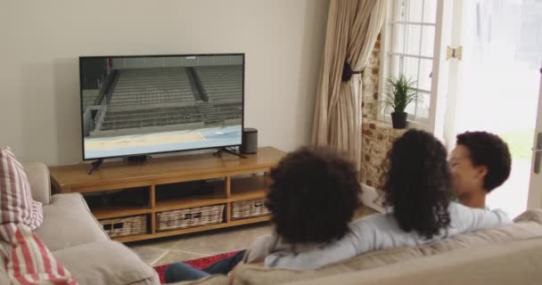 Compuesto Familia Feliz Sentados Casa Juntos Viendo Atletismo Salto Largo — Vídeos de Stock
