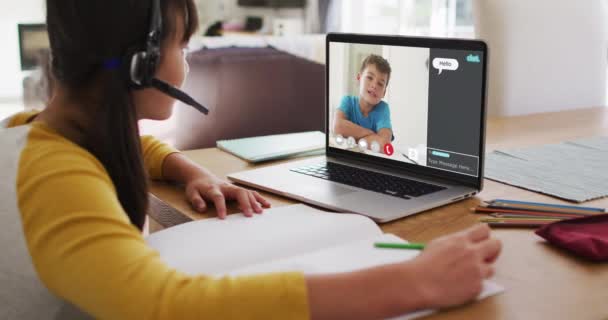 Schoolmeisje Met Behulp Van Laptop Voor Online Les Thuis Met — Stockvideo