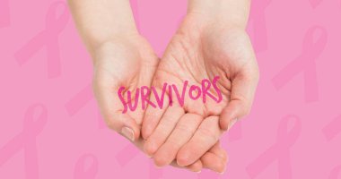 Pembe kazazedelerin ellerinin üstündeki yazılar. Göğüs kanseri pozitif farkındalık kampanyası konsepti dijital olarak oluşturuldu.