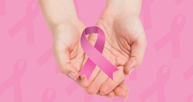 Ellerinin üzerinde pembe kurdele logosu var. Göğüs kanseri pozitif farkındalık kampanyası konsepti dijital olarak oluşturuldu.