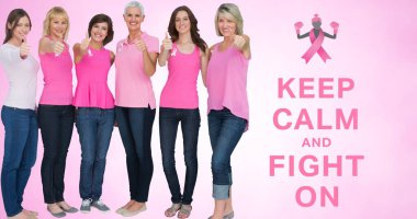 Pembe kurdele logosu ve göğüs kanseri metninin çeşitli gülümseyen kadınlarla kompozisyonu. Göğüs kanseri pozitif farkındalık kampanyası konsepti dijital olarak oluşturuldu.