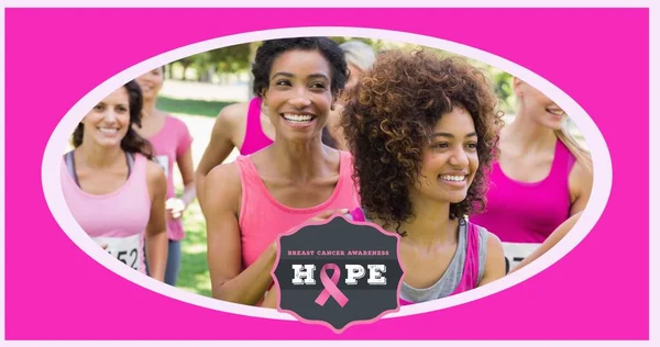 粉红丝带的构图和乳腺癌的文字 有着不同的微笑女性群体 乳腺癌认识运动概念数字化生成的图像 — 图库照片
