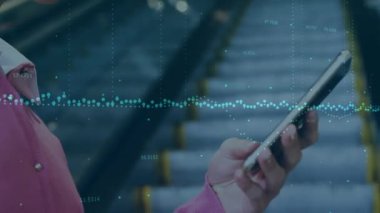 Akıllı telefon kullanan kadınlara karşı birden fazla değişen numara ve istatistiksel grafikler. küresel ağ ve teknoloji kavramı
