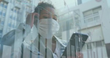 Akıllı telefon kullanan bir iş kadınının finansal veri işleme animasyonu. küresel iş, veri işleme ve dijital arayüz covid 19 salgın konsepti dijital olarak oluşturulan video konsepti sırasında.